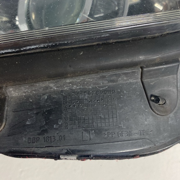 Mercedes Benz C Class Headlight 2008 2009 2010 2011 Driver Left Side (Used) - Picture 11 of 14